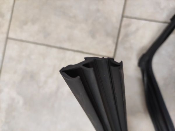 TĚSNĚNÍ OKNA GUMOVÉ LEVÉ