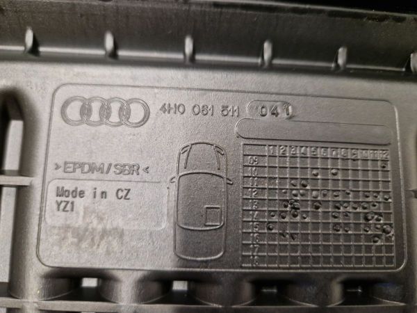 OE sada gumových kobereců Audi A8