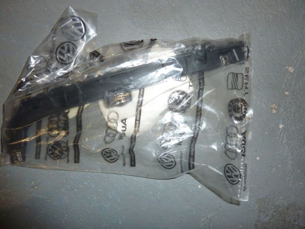 DRZAK PREDNIHO NARAZNIKU PRAVY