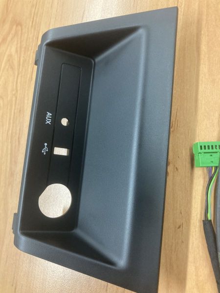 Sada pro dodatečnou montáž USB/AUX pro FABIA III - Pouze pro autorádio BLUES
