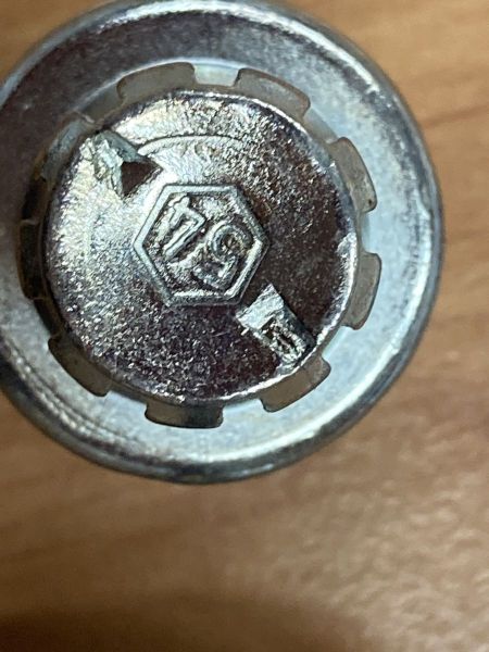 BEZPEČNOSTNÍ ŠROUB KOLA 54 - KAMAX M14x1,5x27,5 - kupte 4ks a máte sadu :o)