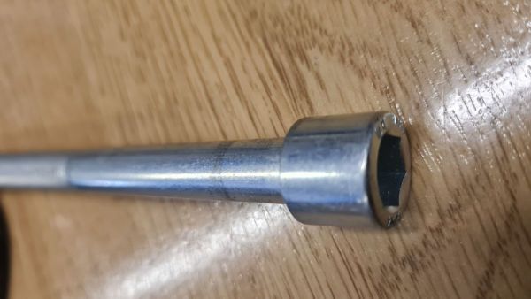 ŠROUB S VÁLCOVOU HLAVOU