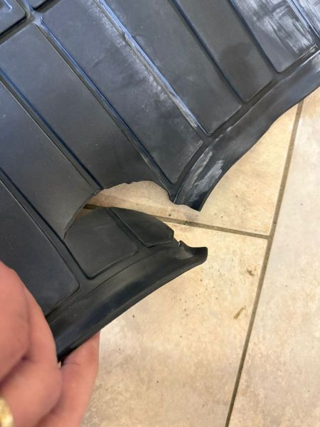 KOBEREC ZAVAZADLOVÝ POŠKOZENO