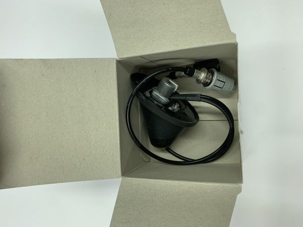 Nožička antény s rádiem a přípravou pro telefon