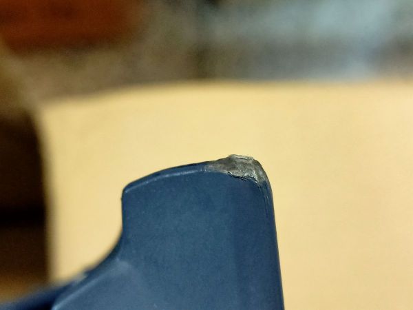 NÁRAZNÍK UPATLANÝ ŠPINAVÝ