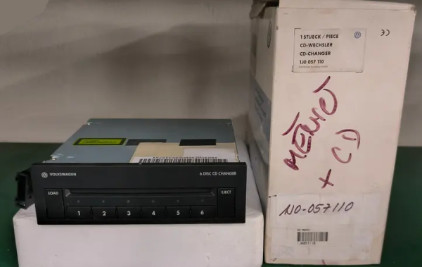 CD-měnič na 6 disků