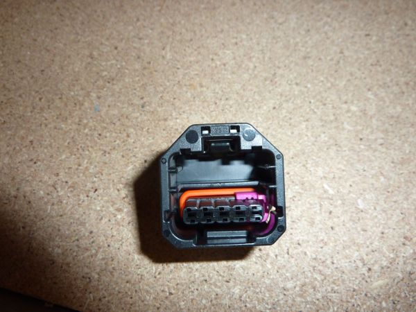 POUZDRO PLOCHEHO KONTAKTU 5TI POLOVE