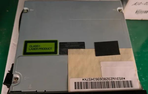 CD-měnič na 6 disků