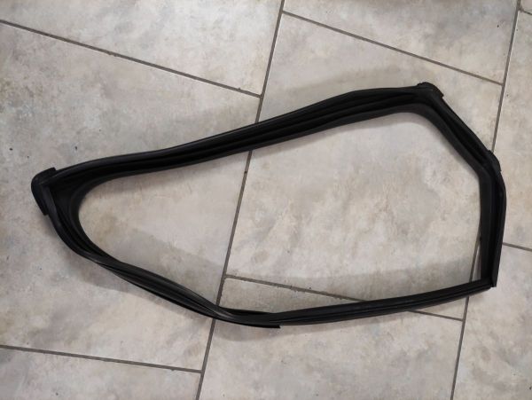 TĚSNĚNÍ OKNA GUMOVÉ LEVÉ