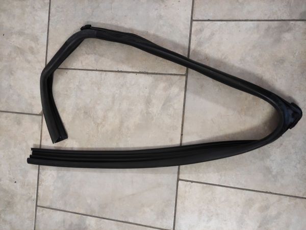 TĚSNĚNÍ OKNA GUMOVÉ LEVÉ