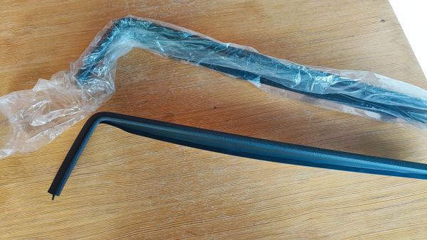 ODKLÁDACÍ SCHRÁNKA