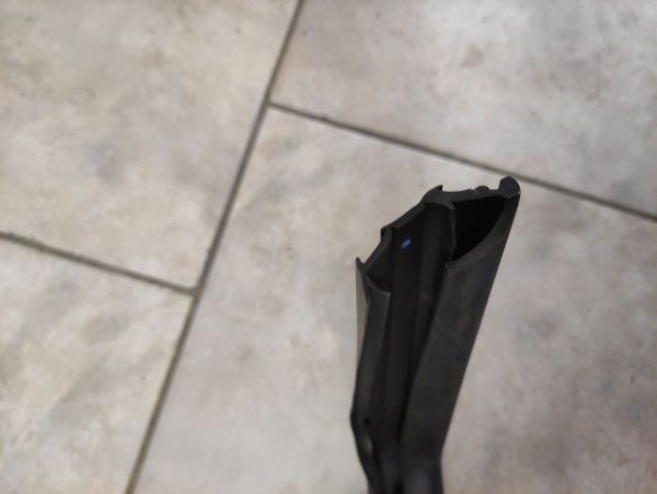 TĚSNĚNÍ OKNA GUMOVÉ LEVÉ