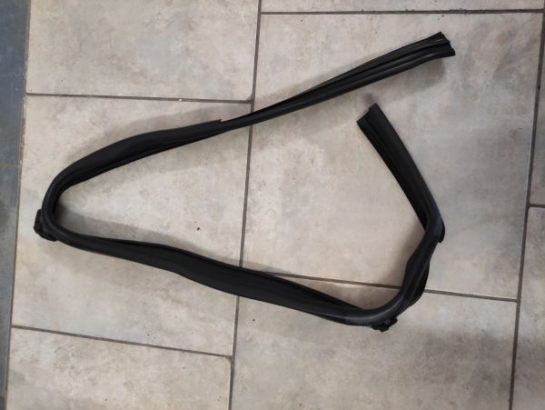 TĚSNĚNÍ OKNA GUMOVÉ LEVÉ