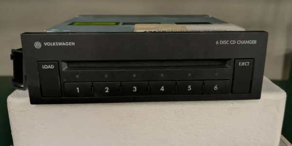 CD-měnič na 6 disků
