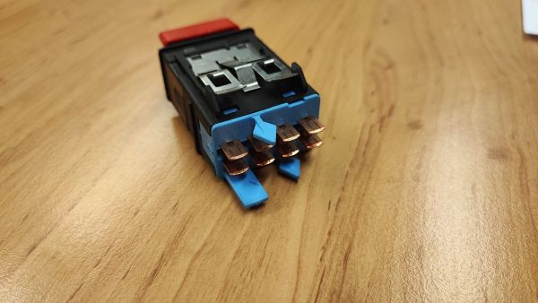 SPÍNAČ VAROVNÝCH SVĚTEL