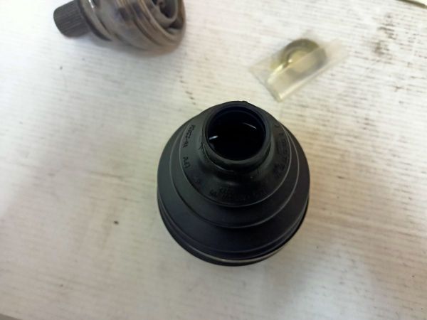 HŘÍDEL KOLA POUŽITÁ UVNITŘ VAZELÍNA