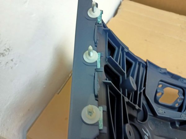 NÁRAZNÍK UPATLANÝ ŠPINAVÝ