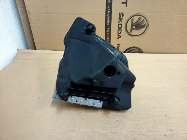 VZDUCHOVÝ FILTR  1X ŠKRÁBNUTÝ