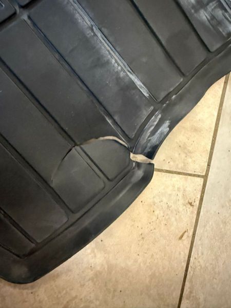 KOBEREC ZAVAZADLOVÝ POŠKOZENO