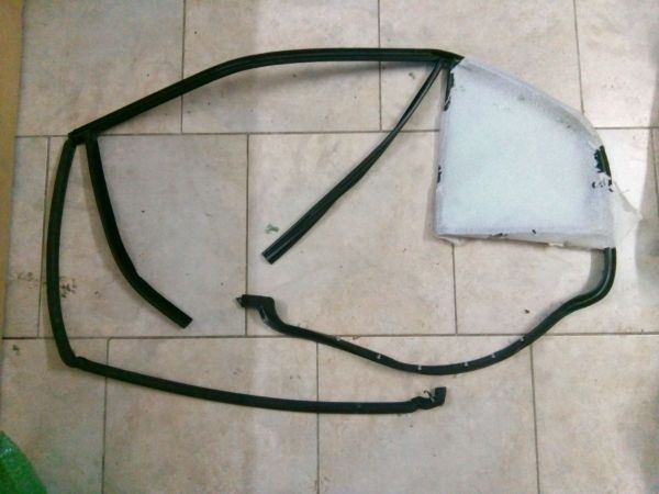 BOČNÍ OKNO S TĚSNĚNÍM