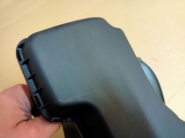 VZDUCHOVÝ FILTR  1X ŠKRÁBNUTÝ