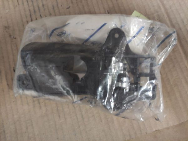 LEVÁ KLIKA PŘEDNÍCH DVEŘÍ