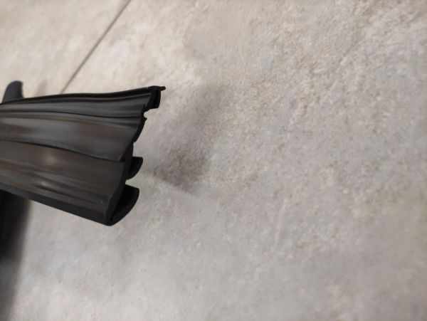 TĚSNĚNÍ OKNA GUMOVÉ LEVÉ