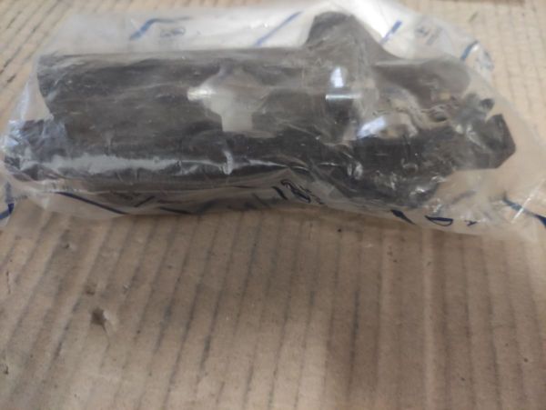 LEVÁ KLIKA PŘEDNÍCH DVEŘÍ