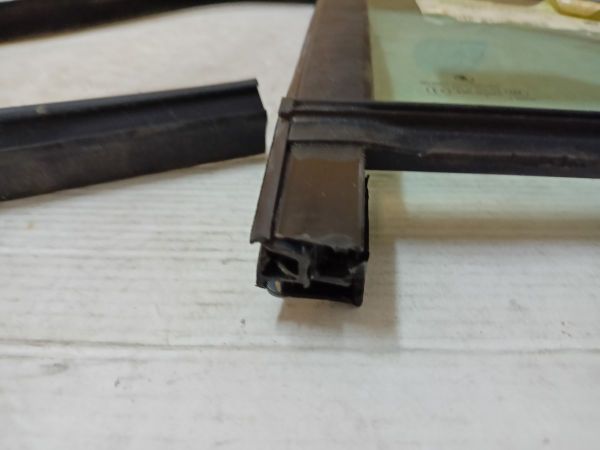 SKLO POSTRANNI PEVNE S