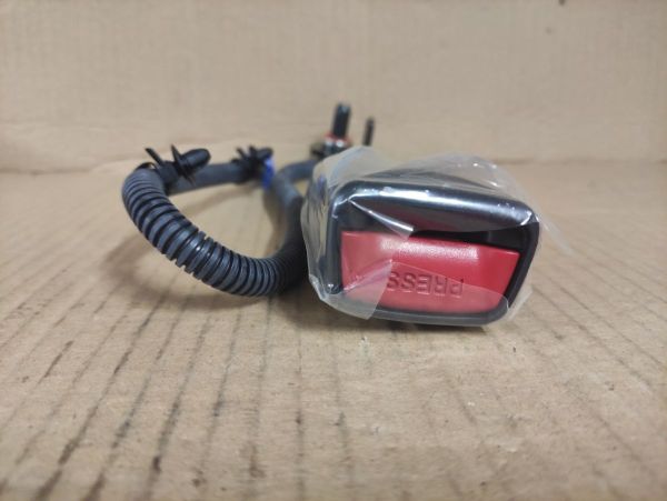 SPONA PŘEDNÍHI BEZP. PÁSU P